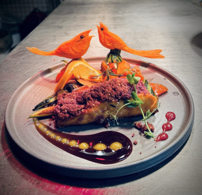 Gebrates Lachsfillet mit Sesamkruste, gegrilltes Saisongemüse, Jasminreis